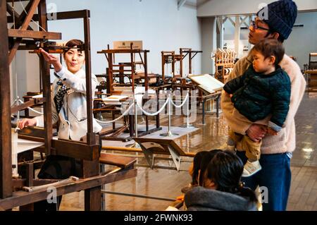 Dimostrazione di tessitura del cotone al Toyota Commemorative Museum of Industry and Technology. Foto Stock