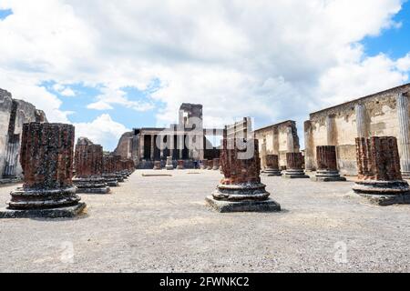 Il tribunale della basilica (area su cui erano alloggiati i magistrati) la Basilica può essere datata tra il 130-120 a.C. e rappresenta uno dei più antichi esempi di questo tipo di costruzione in tutto il mondo romano - sito archeologico di Pompei, Italia Foto Stock