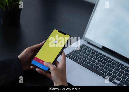 CHIANG mai, THAILANDIA, Apr 6, 2021 : icona applicazione Snapchat su Apple iPhone X smartphone schermo primo piano in mani di donna. Icona dell'applicazione Snapchat. Sociale Foto Stock