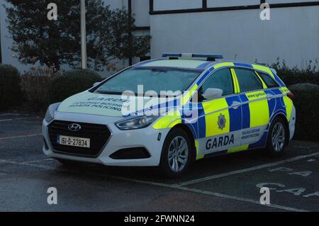 Un Garda Siochana strade polizia unità di polizia Auto Patrol Foto Stock