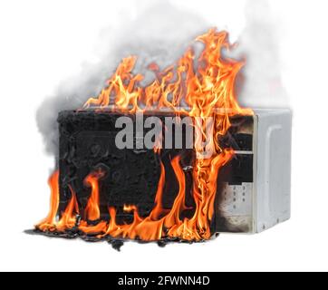 Forno a microonde brucia, fuoco casa a causa di un funzionamento improprio, combustione spontanea di apparecchi difettosi isolati Foto Stock