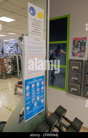 Camponogara, Italia. indicazione anti-covid19 durante Riaperture centri sportivi e palestre, News in camponogara, Italia, 24 maggio 2021 Credit: Independent Photo Agency/Alamy Live News 2021 Foto Stock