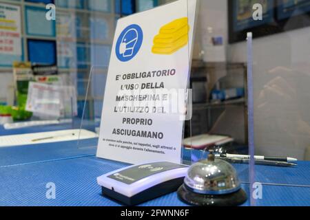 Camponogara, Italia. indicazioni all'ingresso della palestra dura Riaperture centri sportivi e palestre, News in camponogara, Italia, 24 maggio 2021 Credit: Independent Photo Agency/Alamy Live News 2021 Foto Stock