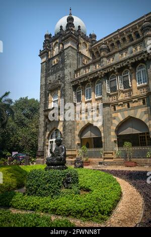 Splendidi giardini ed esterni a Chhatrapati Shivaji Maharaj Vastu Sangrahalaya, precedentemente chiamato Museo del Principe del Galles, a Mumbai