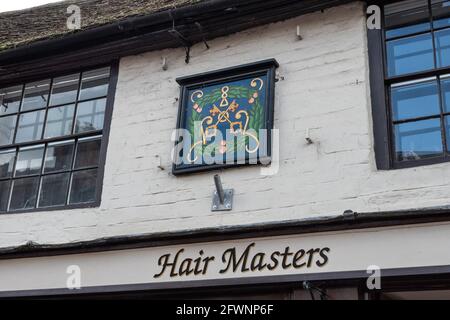 Segnaletica per le chiavi della Croce Vecchia, una vecchia locanda risalente al 1485, Stony Stratford, Buckinghamshire, Regno Unito; ora occupato da un salone Hair Masters Foto Stock