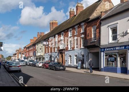 Tipico British High Street con un mix di catena e dettaglianti indipendenti, Stony Stratford, Regno Unito Foto Stock