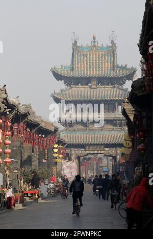 Composizione verticale, vista della strada con torre di guardia, Città Vecchia di Pingyao, Provincia di Shanxi, Cina 8th novembre 2012 Foto Stock