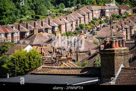 Una vista sui tetti di una tenuta suburbana del dopoguerra 1950 ai margini di Eastbourne sostenuta da antichi boschi. Foto Stock