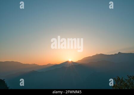 Vista all'alba di Alishan, il cielo è Orange.Train, fioritura dei ciliegi, albero, nuvola. Varie vedute dell'area ricreativa della Foresta Nazionale di Alishan in Chiayi. Foto Stock