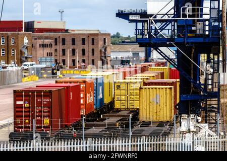 UK Shipping container rail nolo - trasporto intermodale container caricati su treni per il trasporto successivo dal porto di Felixstowe, Regno Unito Foto Stock