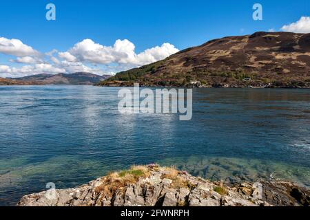 GLENELG HIGHLANDS SCOZIA VISTA DA SKYE ATTRAVERSO IL LIMPIDO STRETTO DI KYLE RHEA VERSO LO SCIVOLO DEL TRAGHETTO E DEL TRAGHETTO LA TERRAFERMA Foto Stock