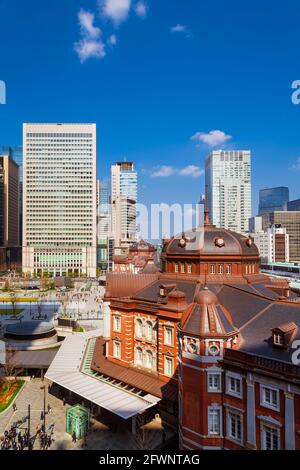 La stazione di Tokyo e la vicina piazza vista dall'alto Foto Stock