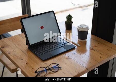 CHIANGMAI THAILANDIA - Maggio 24,2021 : Apple iPad con logo YouTube sullo schermo su scrivania in legno. Foto Stock