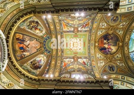 Interno decorato volta nel Pontificio Santuario della Beata Vergine Del Rosario di Pompei - Italia Foto Stock
