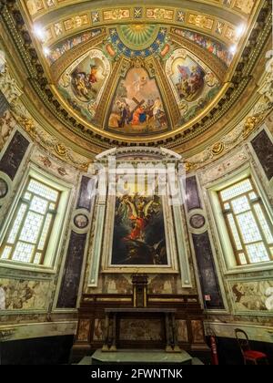 Cappella di San Michele Arcangelo sopra l'altare il dipinto (1891) di P. Loverini raffigura l'Arcangelo trionfante su Lucifero e le sue legioni ribelle. Il Mosaico nella lunetta sovrastante mostra 'l'ascesa di Gesù al Calvario con la Croce' Pontificio Santuario della Beata Vergine del Rosario di Pompei - Italia Foto Stock