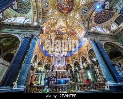 Interno decorato volta nel Pontificio Santuario della Beata Vergine Del Rosario di Pompei - Italia Foto Stock