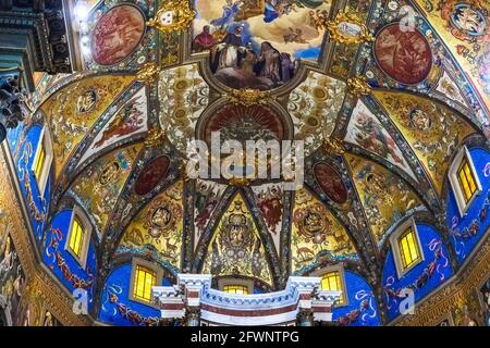 Interno decorato volta nel Pontificio Santuario della Beata Vergine Del Rosario di Pompei - Italia Foto Stock