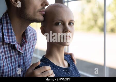 Ritratto di una giovane donna seria e determinata che combatte contro il cancro Foto Stock