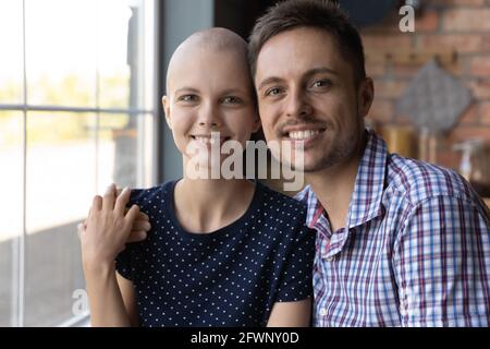 Schermata di felice giovane coppia sposata abbracciando, sorridente Foto Stock