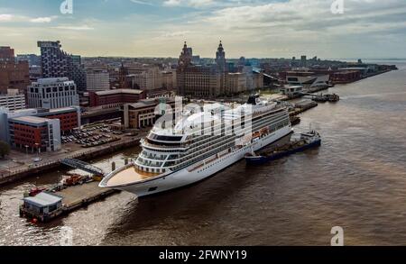 La Vichinga Venere, una nave nuova di zecca, fa il suo primo viaggio a Liverpool. Il terminal delle navi da crociera prevede che circa 80 navi tornino in città per la prima volta in 14 mesi a causa della pandemia del Covid-19 che ha fermato tutte le crociere. Data immagine: Lunedì 24 maggio 2021. Foto Stock