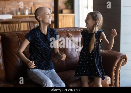 Mamma senza peli eccitata con cancro e ragazza felice Foto Stock