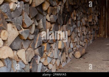 Una pila di legna da ardere. Un mucchio di legna da ardere, fotografia del bordo dei tronchi di faggio. Foto Stock