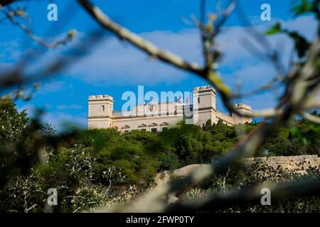 RABAT, MALTA - 02 dicembre 2016: Palazzo Verdala, residenza del presidente di Malta, visto tra i rami di alberi del bosco Buskett nel limi Foto Stock