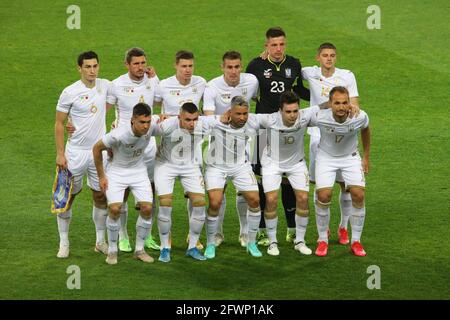 Non esclusivo: KHARKIV, UCRAINA - 23 MAGGIO 2021 - i giocatori dell'Ucraina posano per una foto prima di un amichevole incontro contro il Bahrain al Metalist Stadium R. Foto Stock