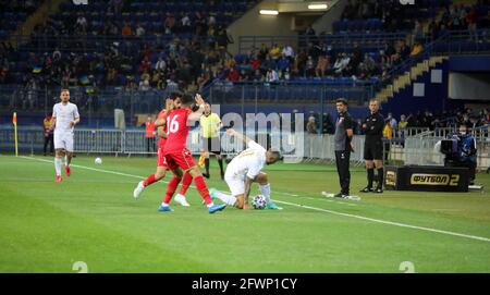 Non esclusivo: KHARKIV, UCRAINA - 23 MAGGIO 2021 - il centrocampista Marlos (C) dell'Ucraina è visto in azione con i giocatori del Bahrain come allenatore capo del Bahrain He Foto Stock