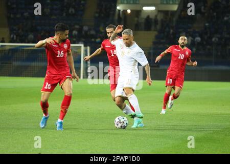 Non esclusivo: KHARKIV, UCRAINA - 23 MAGGIO 2021 - il centrocampista Marlos (C) dell'Ucraina è visto in azione con i giocatori del Bahrain durante una partita amichevole a. Foto Stock