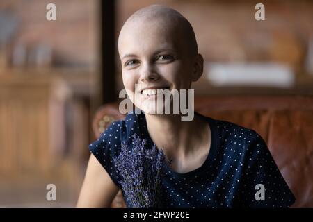 Felice giovane donna senza peli che ottiene un buon risultato di trattamento Foto Stock