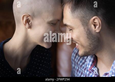 Tocco romantico di fronte di dolce giovane coppia Foto Stock