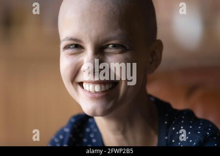Primo piano ritratto di felice paziente di cancro femminile Foto Stock