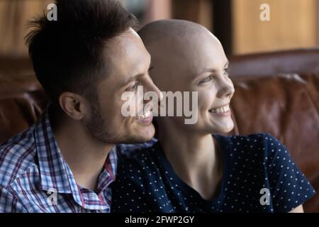 Felice giovane coppia sposata che attraversa la malattia oncologica Foto Stock