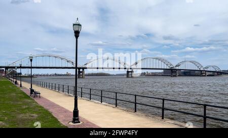 Il Centennial Bridge di Davenport attraversa il fiume Mississippi da Davenport, Iowa, a Rock Island, Illinois Foto Stock