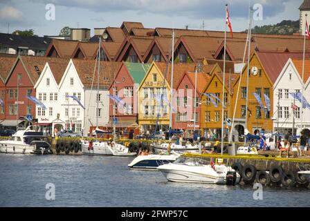 BERGEN, NORVEGIA - 21 agosto 2014: Vista alle famose case della Lega anseatica di Bergen Bryggen in Norvegia Foto Stock