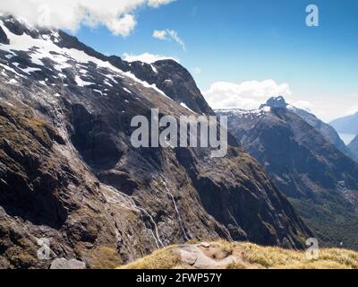 Vista da Gertrude Saddle verso Milford Sound, Fiordland, South Island, Nuova Zelanda Foto Stock