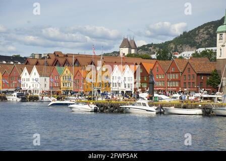 BERGEN, NORVEGIA - 21 agosto 2014: Vista alle famose case della Lega anseatica di Bergen Bryggen in Norvegia Foto Stock