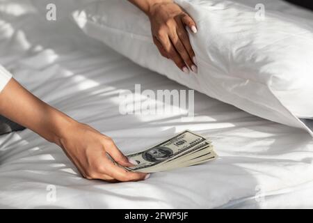 Donna nascondere i soldi in libro a casa Foto stock - Alamy