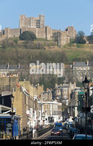 Guarda Castle Street al castello di dover, Castle Street, dover, Regno Unito. 8 Mar 2011 Foto Stock