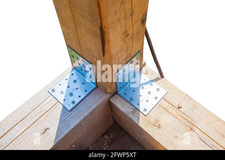 Piastra di montaggio angolare in acciaio per la giunzione di strutture in legno su bianco sfondo Foto Stock