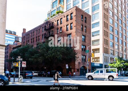 New York City, USA - 25 giugno 2018: Vista sulla strada di Hudson St a Tribeca a Lower Manhattan un giorno di sole d'estate. Persone che attraversano la strada a New Yo Foto Stock