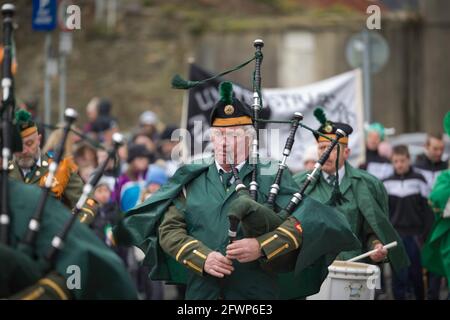 NEW ROSS - WEXFORD - IRLANDA - MARZO 17-2018 Parata di San Patrizio. Persone e musicisti che si godono la tradizionale vacanza irlandese Foto Stock