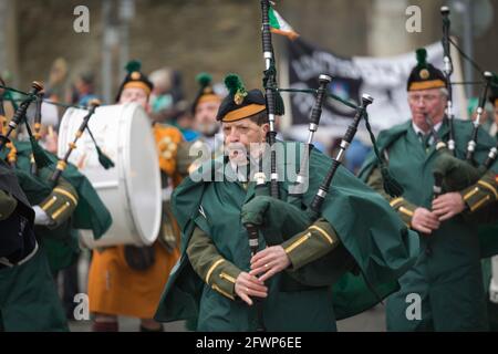 NEW ROSS - WEXFORD - IRLANDA - MARZO 17-2018 Parata di San Patrizio. Persone e musicisti che si godono la tradizionale vacanza irlandese Foto Stock