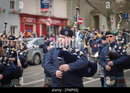 NEW ROSS - WEXFORD - IRLANDA - MARZO 17-2018 Parata di San Patrizio. Persone e musicisti che si godono la tradizionale vacanza irlandese Foto Stock