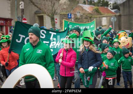 NEW ROSS - WEXFORD - IRLANDA - MARZO 17-2018 Parata di San Patrizio. Persone e musicisti che si godono la tradizionale vacanza irlandese Foto Stock