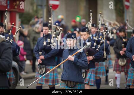 NEW ROSS - WEXFORD - IRLANDA - MARZO 17-2018 Parata di San Patrizio. Persone e musicisti che si godono la tradizionale vacanza irlandese Foto Stock