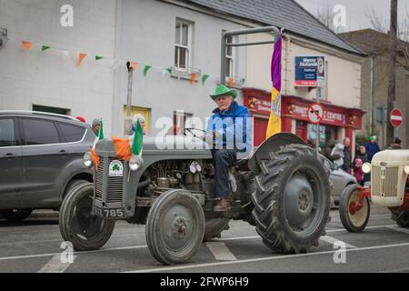 NEW ROSS - WEXFORD - IRLANDA - MARZO 17-2018 Parata di San Patrizio. Persone e musicisti che si godono la tradizionale vacanza irlandese Foto Stock