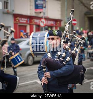 NEW ROSS - WEXFORD - IRLANDA - MARZO 17-2018 Parata di San Patrizio. Persone e musicisti che si godono la tradizionale vacanza irlandese Foto Stock