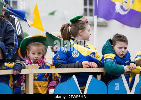 NEW ROSS - WEXFORD - IRLANDA - MARZO 17-2018 Parata di San Patrizio. Persone e musicisti che si godono la tradizionale vacanza irlandese Foto Stock